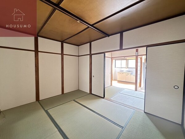 和室(和室ならではの温かな和の空間で寛ぎの時間を過ごせます)
