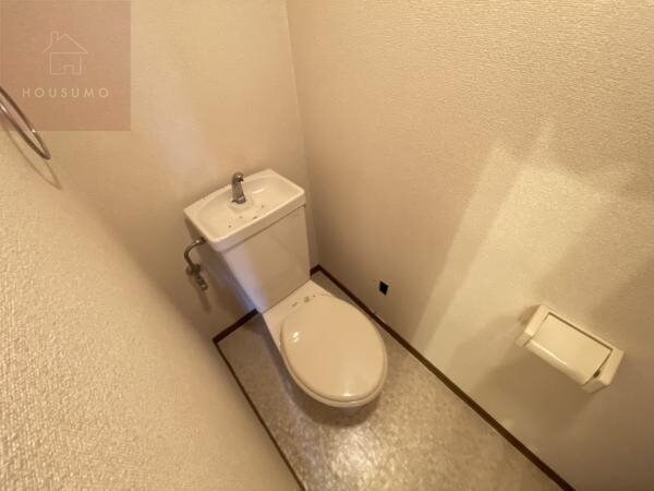 物件内観写真10　(ゆったりとした空間のトイレです)