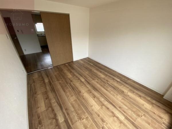 物件内観写真29　(開放的な寝室です)