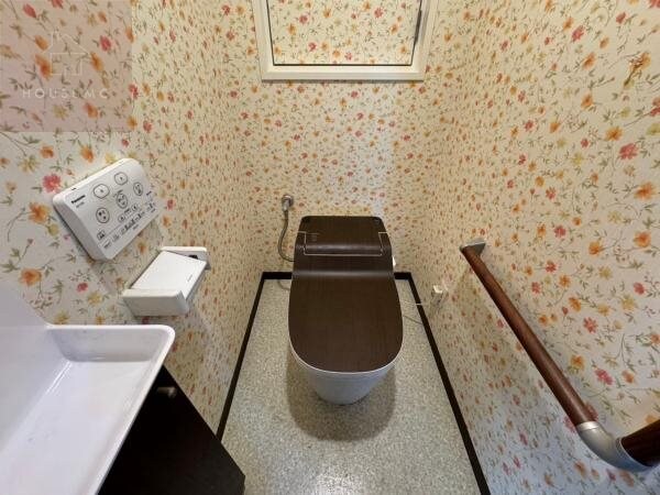 トイレ(落ち着いた色調のトイレです)