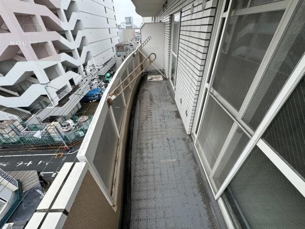 物件内観写真11　(広々としたバルコニーです)