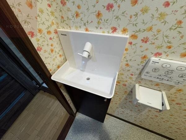 物件内観写真22　(独立洗面台で身支度をすべて済ませてしまいましょう)