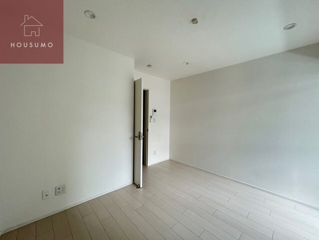 物件内観写真6　(広くて明るい寝室)