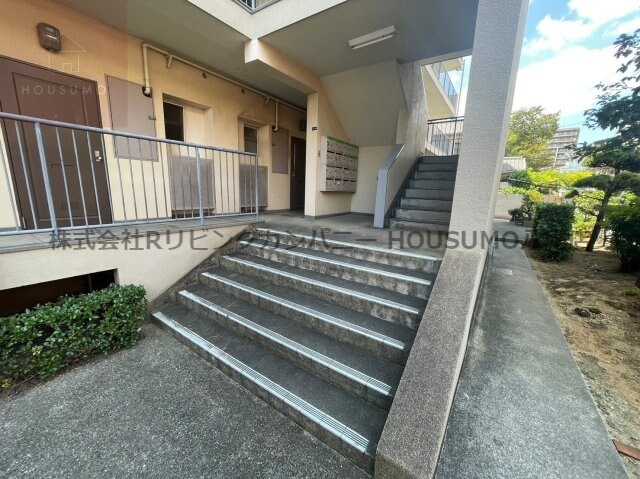 物件外観写真2　(ゆとりのあるエントランスです)