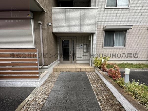 物件外観写真2　(ゆとりのあるエントランスです)