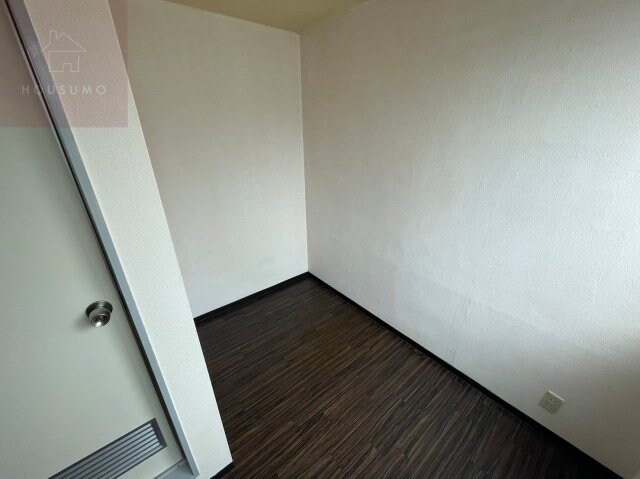 物件内観写真29　(落ち着いた色調の洋室です)