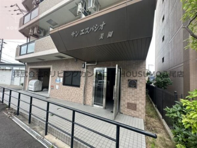 物件外観写真2　(ゆとりのあるエントランスです)