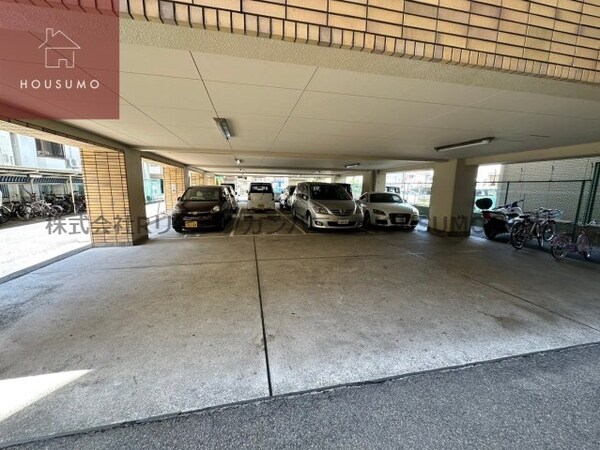駐車場(車をお持ちの方に嬉しい駐車場付きの物件です)