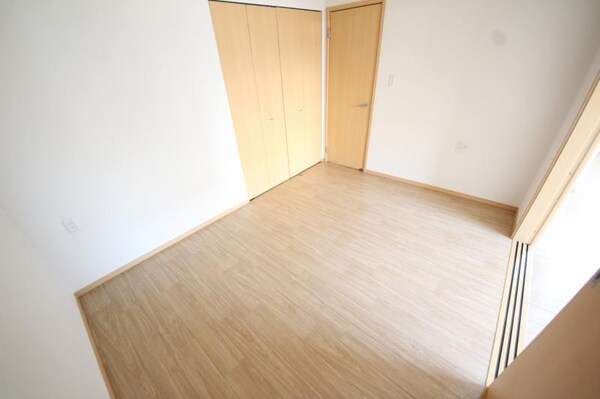 寝室(落ち着いて過ごせるお部屋なので、寝室にいかがでしょうか)