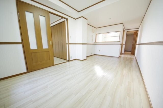 物件内観写真4　(ゆったりとしたリビングです)