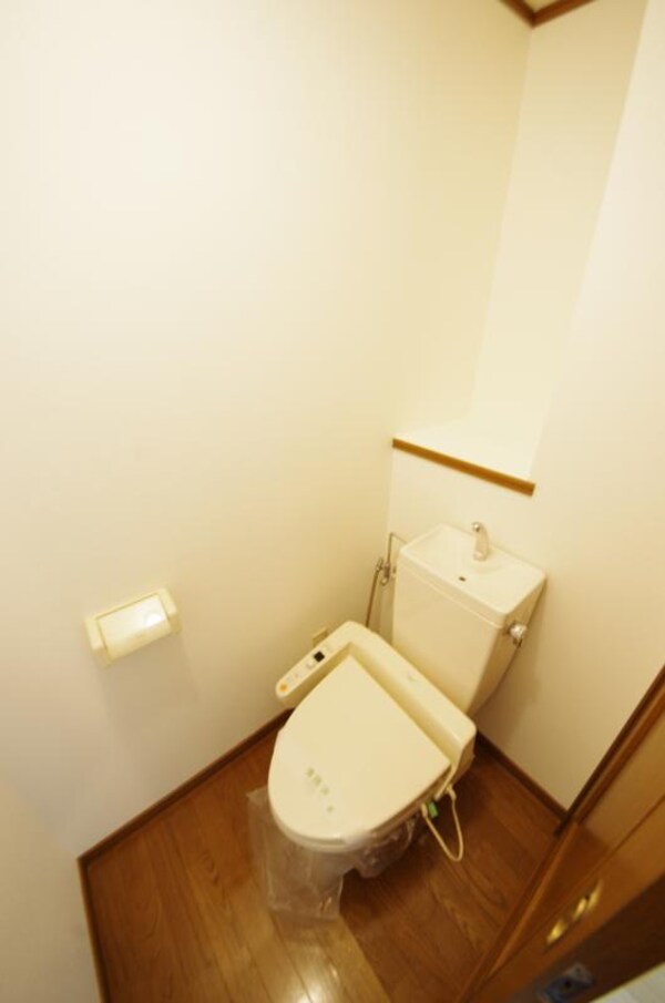 トイレ(落ち着いた色調のトイレです)