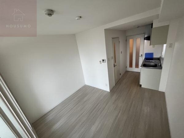 物件内観写真4　(こちらのリビングで趣味の時間をお楽しみください)