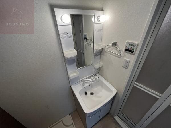 物件内観写真21　(独立洗面台、朝の身支度には欠かせません)