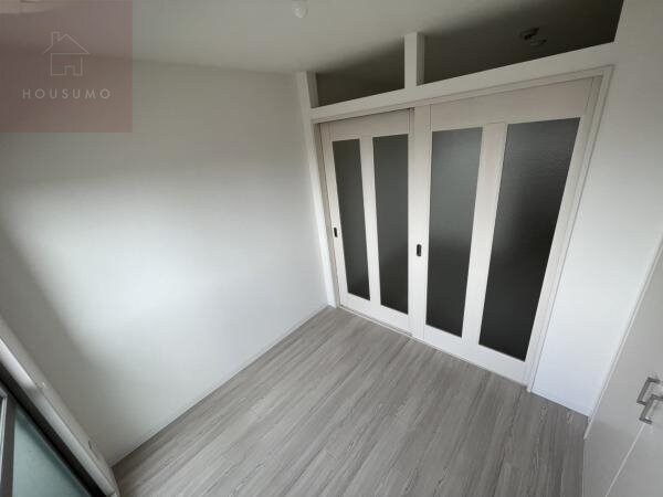 寝室(落ち着いて過ごせるお部屋なので、寝室にいかがでしょうか)