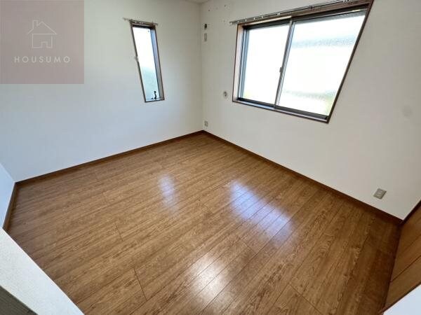 物件内観写真7　(広くて明るい寝室)