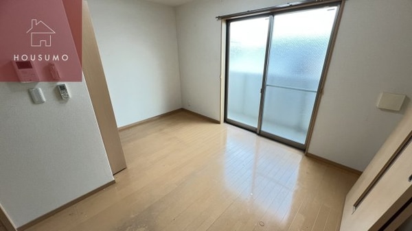 居室(こちらの居間で趣味の時間をお楽しみください)