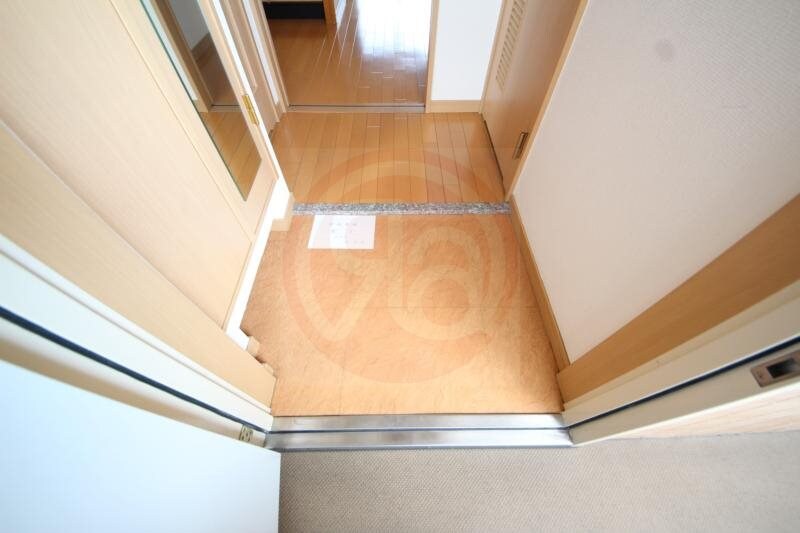 物件内観写真16　(ゆったりとした玄関です)