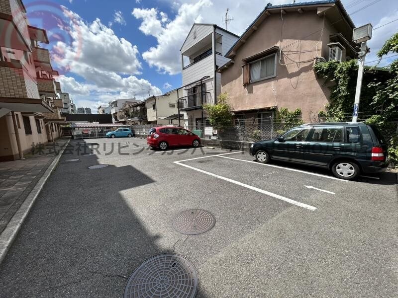 物件外観写真2　(駐車場があるので、車を買う予定の方も安心です)