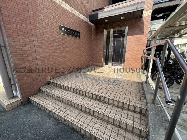 物件外観写真2　(清潔なエントランスです)