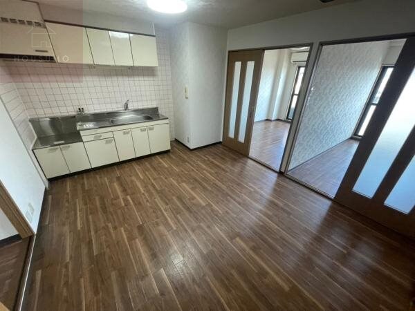 物件内観写真3　(こちらのリビングで趣味の時間をお楽しみください)