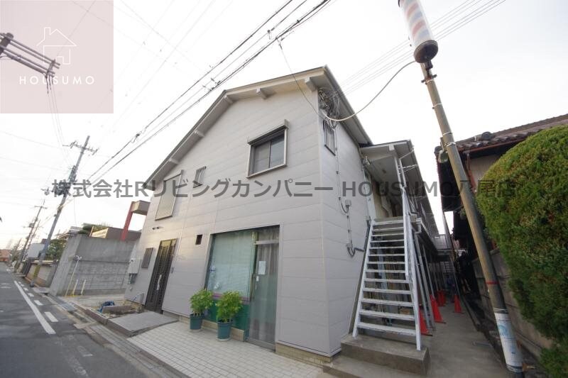 物件外観写真1　(外観は落ち着いています)