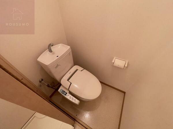 トイレ(落ち着いた色調のトイレです)
