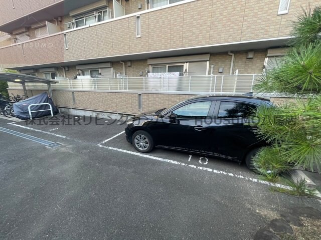 物件外観写真2　(駐車場があるので、車を買う予定の方も安心です)