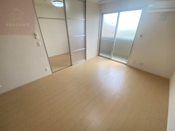 物件内観写真16　(落ち着いた色調の洋室です)