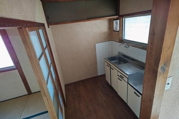 物件内観写真4　(こちらの居間で趣味の時間をお楽しみください)