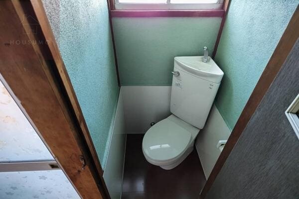 物件内観写真8　(落ち着いた色調のトイレです)