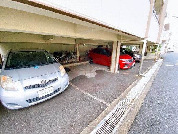 駐車場(車をお持ちの方に嬉しい駐車場付きの物件です)