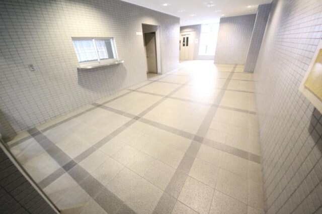 物件外観写真3　(ゆとりのあるエントランスです)