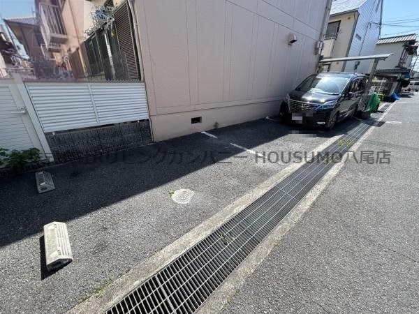 駐車場(車をお持ちの方に嬉しい駐車場付きの物件です)