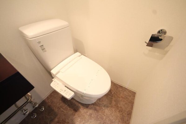 トイレ(落ち着いた色調のトイレです)