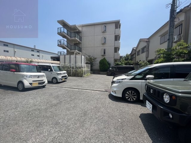 物件外観写真2　(駐車場完備です)