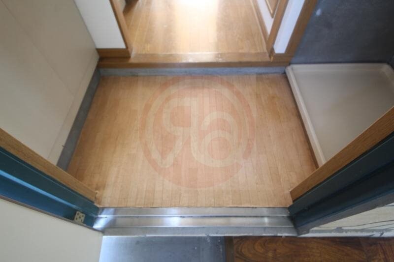 物件内観写真16　(収納もある玄関です)