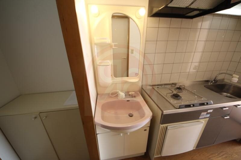 物件内観写真18　(独立洗面台、小物を置くことができて便利です)