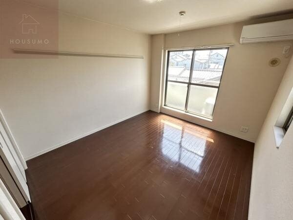 物件内観写真5　(ゆったりとした居間です)