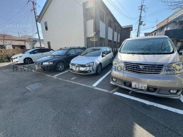 物件外観写真3　(駐車場完備です)