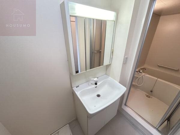 物件内観写真21　(独立洗面台、小物を置くことができて便利です)