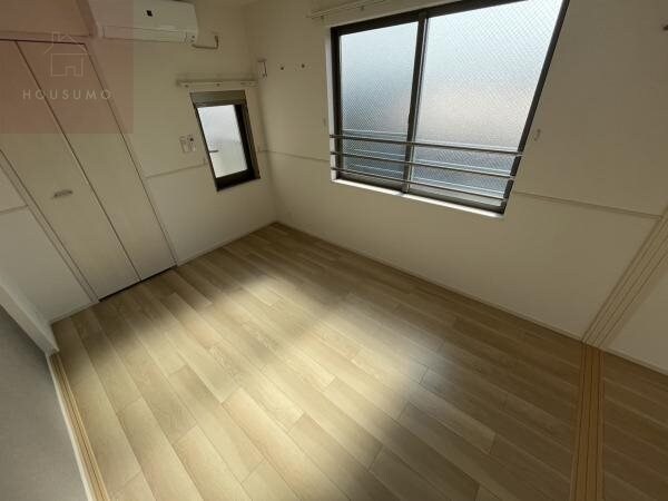 物件内観写真19　(落ち着いた色調の寝室です)