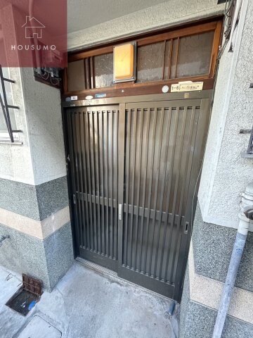 物件外観写真2　(落ち着いたエントランスです)