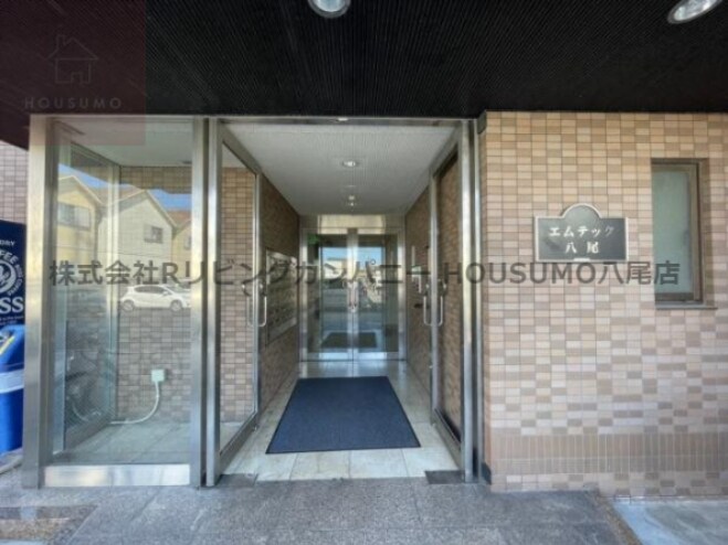 物件外観写真3　(落ち着いたエントランスです)