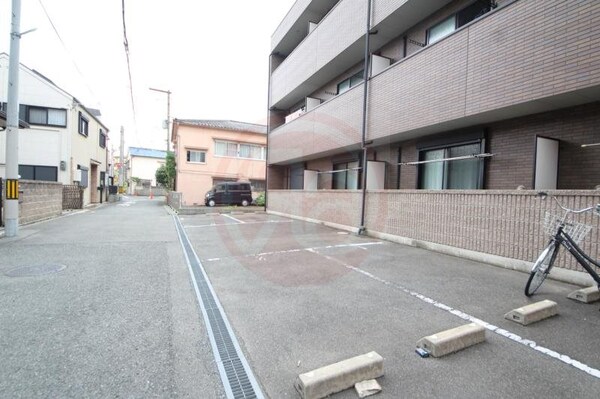 駐車場(駐車場があるので、車を買う予定の方も安心です)