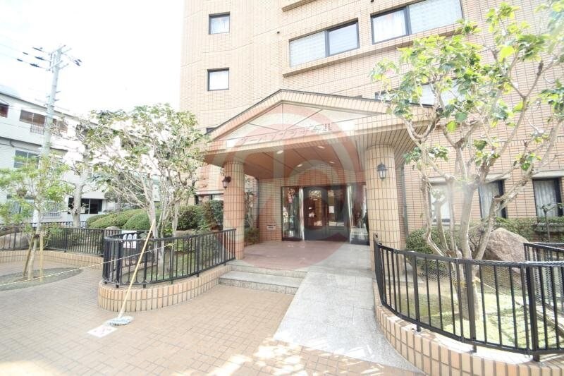 物件外観写真2　(落ち着いたエントランスです)