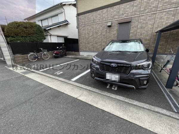 物件外観写真3　(車をお持ちの方に嬉しい駐車場付きの物件です)