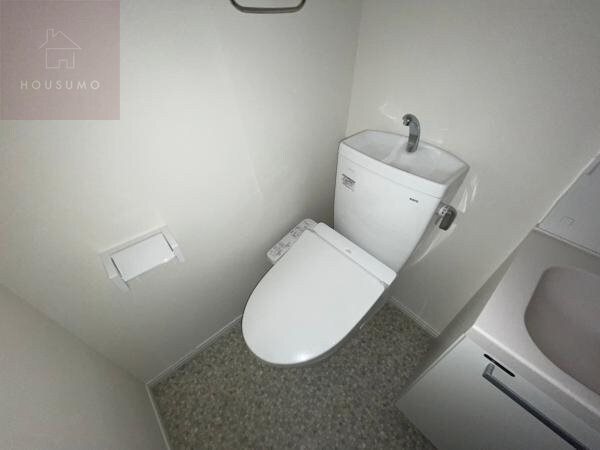 物件内観写真9　(落ち着いた色調のトイレです)
