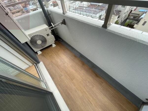 バルコニー(開放的で明るい空間を演出してくれるバルコニーです)