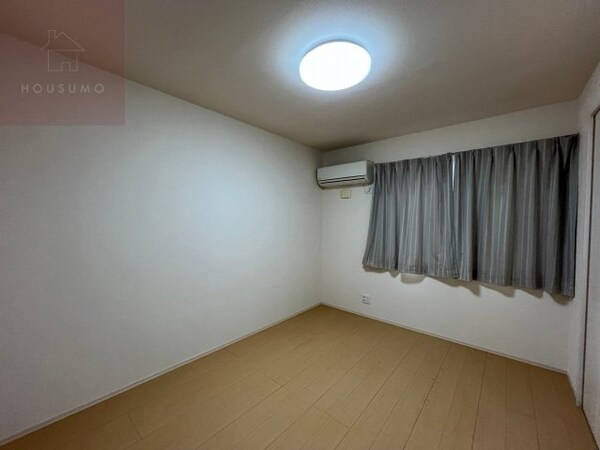 寝室(落ち着いて過ごせるお部屋なので、寝室にいかがでしょうか)