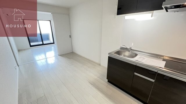 物件内観写真4　(こちらの居間で趣味の時間をお楽しみください)